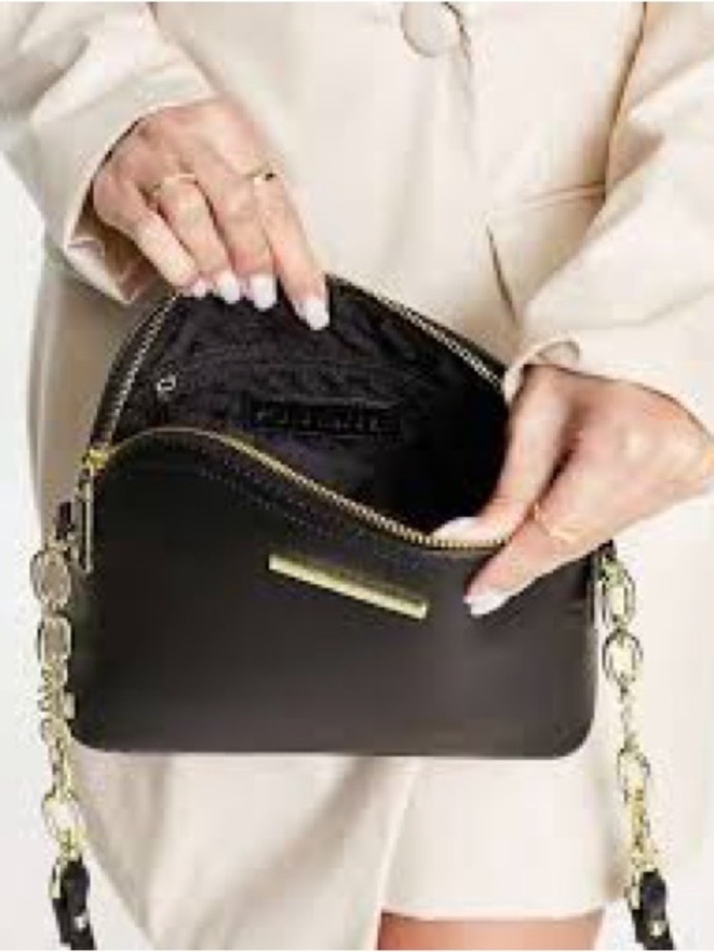 Steve Madden Black Crossbody Bag With Gold  Chain Accents - Picture 4 of 12